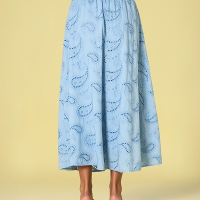 Saia azul clara com padrão recortado vista de costas