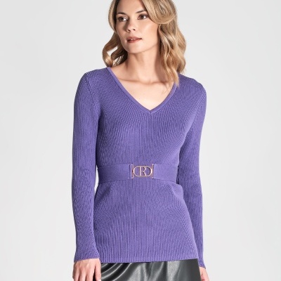 Camisola roxa de malha com decote em V e cinto com fivela dourada, combinada com saia preta