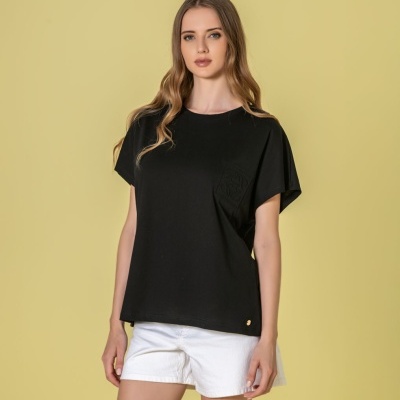 Mulher a usar t-shirt preta com bolso e calções brancos