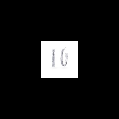 Brincos de argola prateados com pedras brilhantes sobre fundo branco