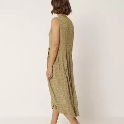 Vestido midi verde com padrão floral branco sem mangas visto de lado