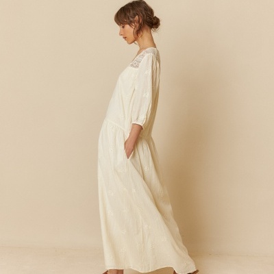 Vestido comprido branco com detalhes bordados e rendas, mangas 3/4