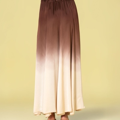 Saia comprida em degradé castanho e bege vista de costas
