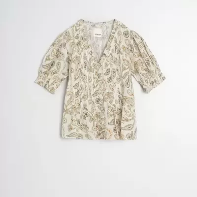 Blusa feminina estampada com padrão floral toon castanho e bege, mangas curtas elásticas e decote em V