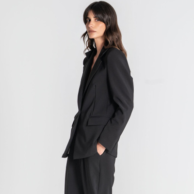 Blazer preto feminino com lapela de bico