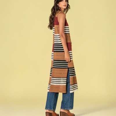 Vestido comprido de crochet às riscas com calças de ganga e sandálias de cunha