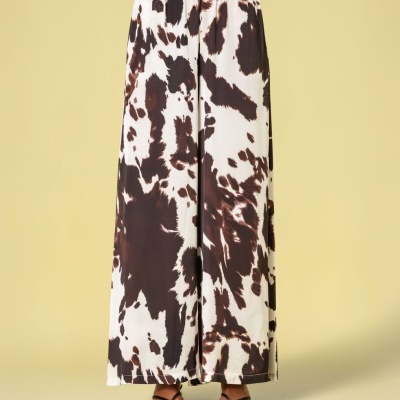 Calças largas animal print castanho e branco com cós elástico e sandálias negras