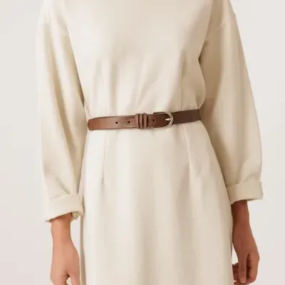 Vestido bege com cinto castanho e manga comprida