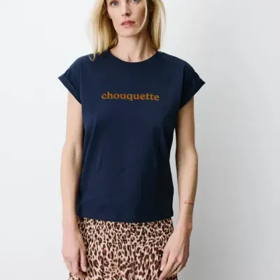T-shirt feminina azul escuro com texto chouquette e saia estampada animal print.