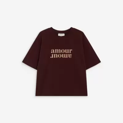 T-shirt castanha escura com texto bege amour amour na frente