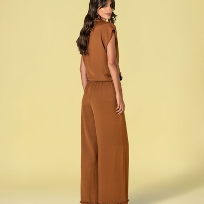 Conjunto feminino castanho com calças largas e blusa sem mangas