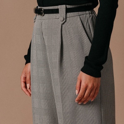 Calças xadrez cinza com cinto preto e camisa preta