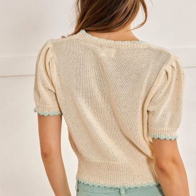 camisola bege de malha com bordas azul-pálido e calças ganga azul-pálido