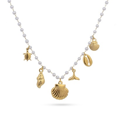 Colar com pendentes dourados de formas marítimas em corrente de pérolas brancas