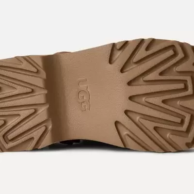 Sola castanha de borracha com padrão geométrico antiderrapante e logotipo UGG