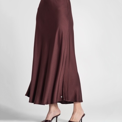 Saia comprida bordô acetinada com salto fino bordô
