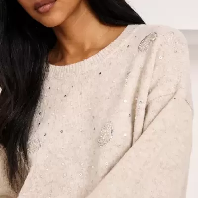 Camisola bege com lantejoulas e pérolas, gola redonda.