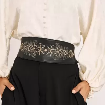Blusa branca com botões revestidos e cinto preto em pele bordado