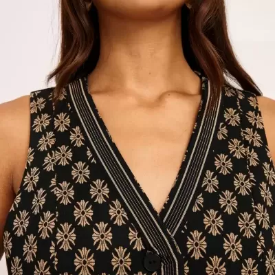 Blusa sem mangas preta com padrão floral bege e decote em V com bordas listradas