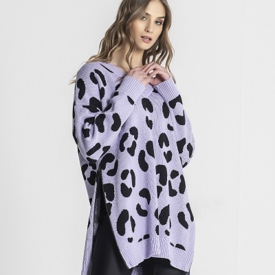 Camisola oversized lilás com padrão preto usada com calções pretos