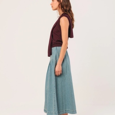 Saia midi de ganga azul clara com cintura elástica e sapatos padrão animal print