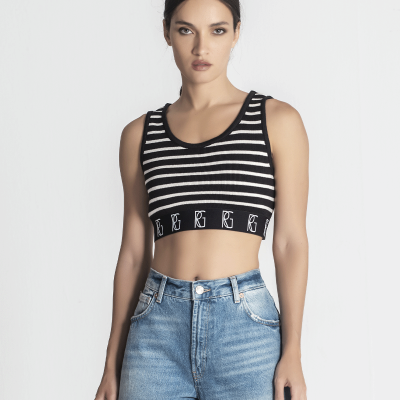 Top crop riscas pretas e brancas com elástico preto e logótipos brancos, com jeans azuis claros, sobre fundo branco
