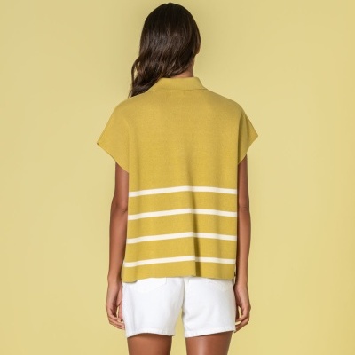 Pessoa com camisola amarela às riscas vista de costas