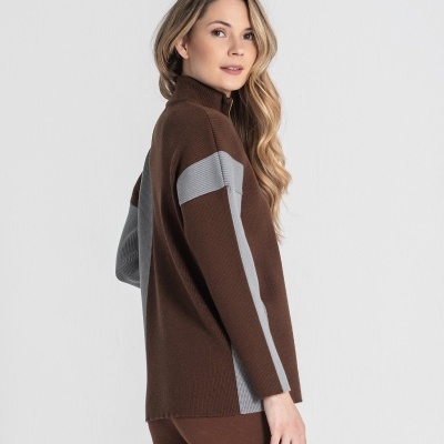 Camisola castanha de malha com detalhes cinzentos e gola alta