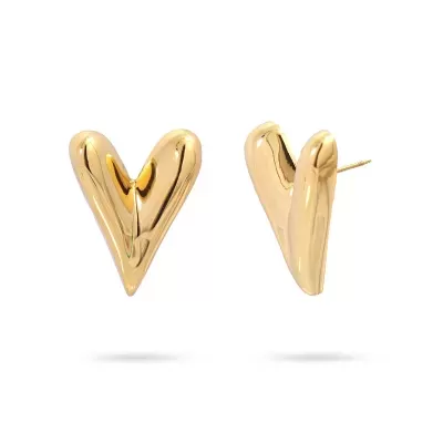 Brincos dourados em forma de coração sobre fundo branco