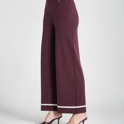 Calças largas castanho vinho com riscas brancas na bainha e sandálias de salto fino castanho escuro