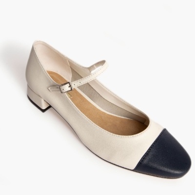 Sapato feminino Mary Jane creme com biqueira preta e fivela