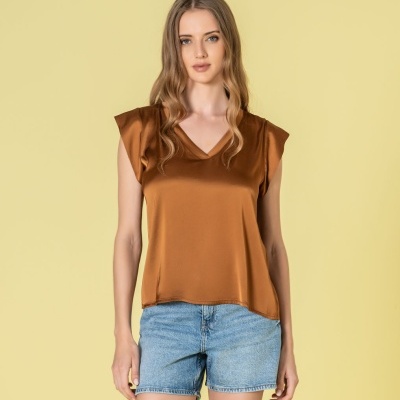 T-shirt castanha acetinada sem mangas e calções de ganga azul claro