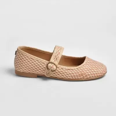 Sapatilha bege texturizada com tira e fivela dourada