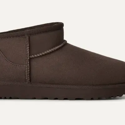 Botas castanhas de tecido com sola preta e costura decorativa