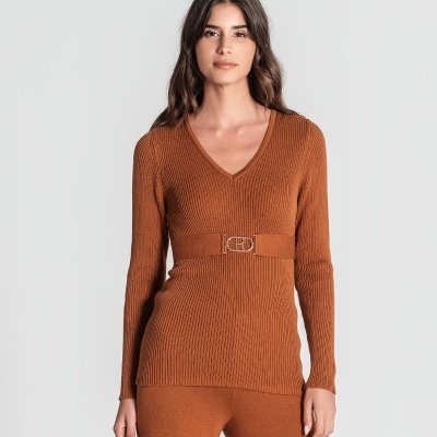 Mulher com camisola de malha castanha com decote em V e cinto