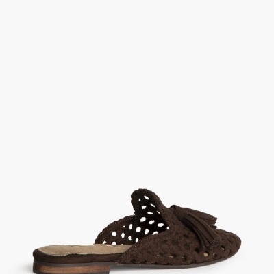 Mule castanha trançada com franjas e sola de madeira