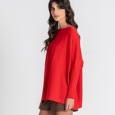 Camisola vermelha com calções castanhos numa modelo