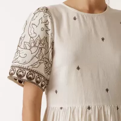 Vestido branco com bordados castanhos e manga com detalhes florais e de aves