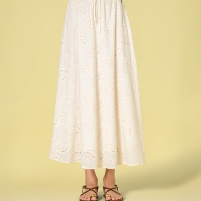 Saia longa branca com bordados e sandálias castanhas