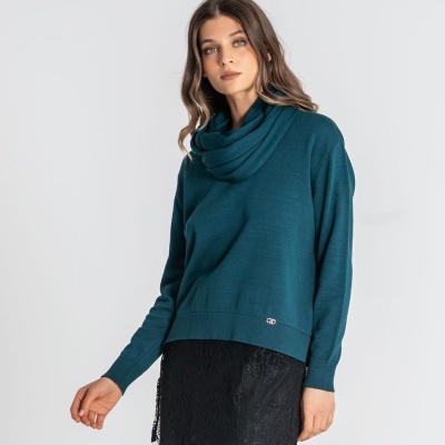 Camisola azul petróleo com gola alta e saia preta de renda
