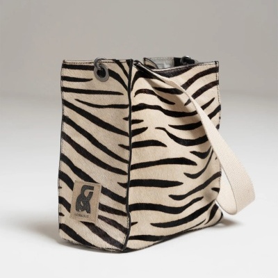 Mala retangular com padrão zebra creme e preto e alça creme