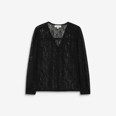 Blusa preta de renda com decote em V e botões.