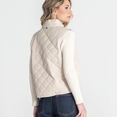 Colete bege acolchoado com padrão de losangos visto de costas