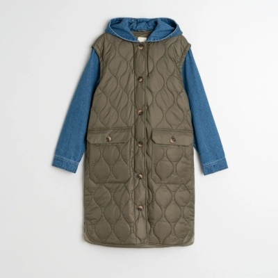 Casaco comprido acolchoado verde-oliva com mangas azuis tipo ganga e capuz.