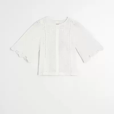 Blusa branca feminina com bordado floral e mangas largas 3/4