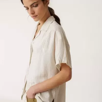 Blusa feminina bege com bordados florais e calças castanho claro