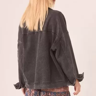 Casaco oversized cinza escuro e vestido floral azul e rosa em fundo claro