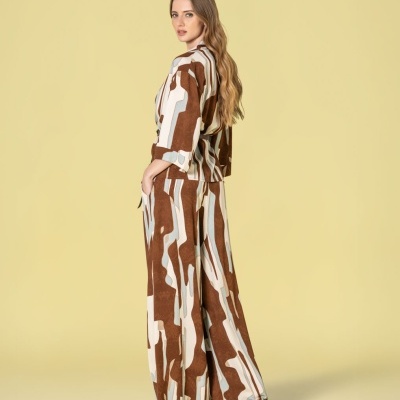 Conjunto de roupa feminina com padrão abstrato castanho e azul claro em pose lateral
