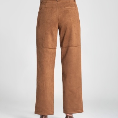 Calças castanhas largas em tecido aveludado