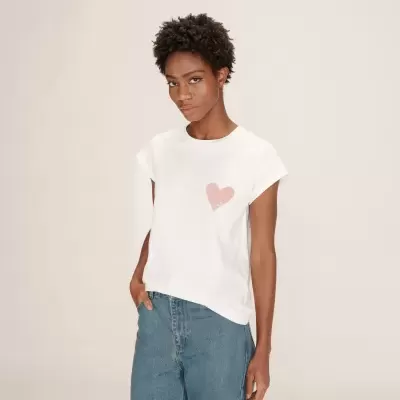 T-shirt branca com coração rosa e calças de ganga azuis claras